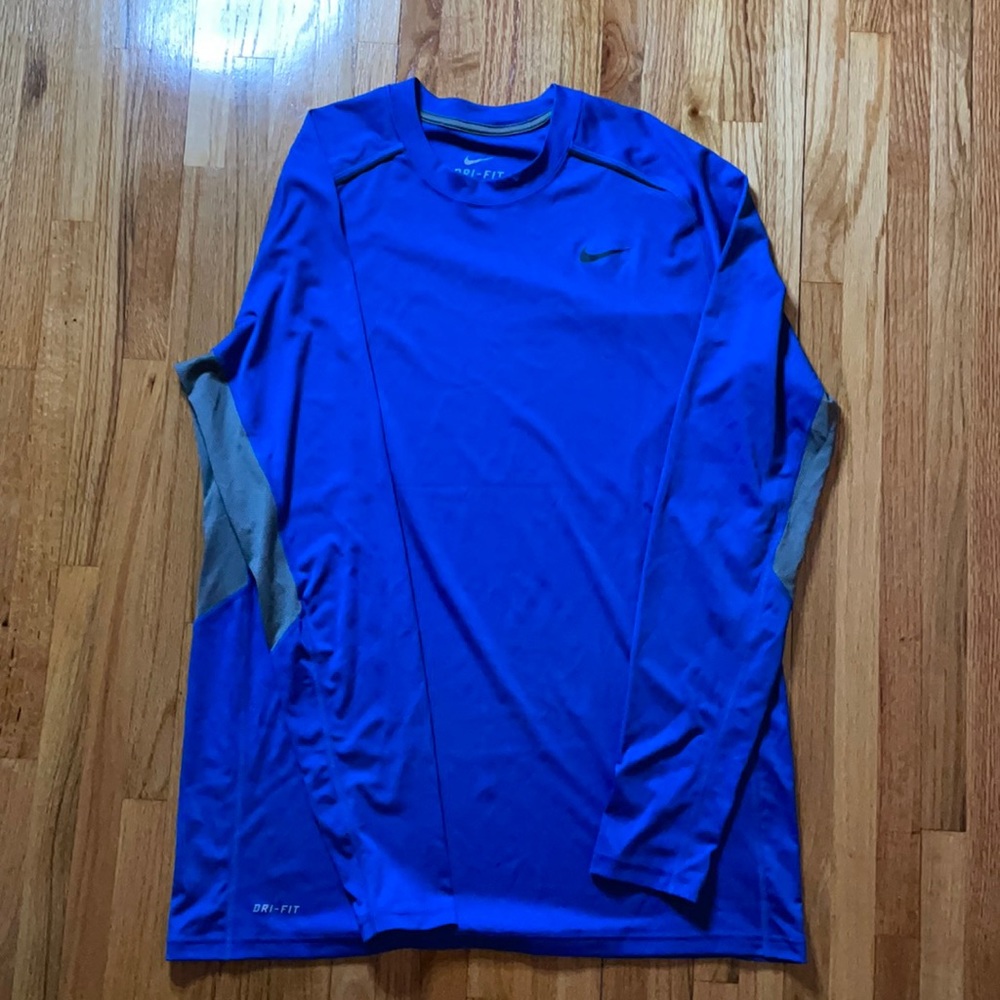 Used Men’s Nike Dri Fit long sleeve shirt. Size L
